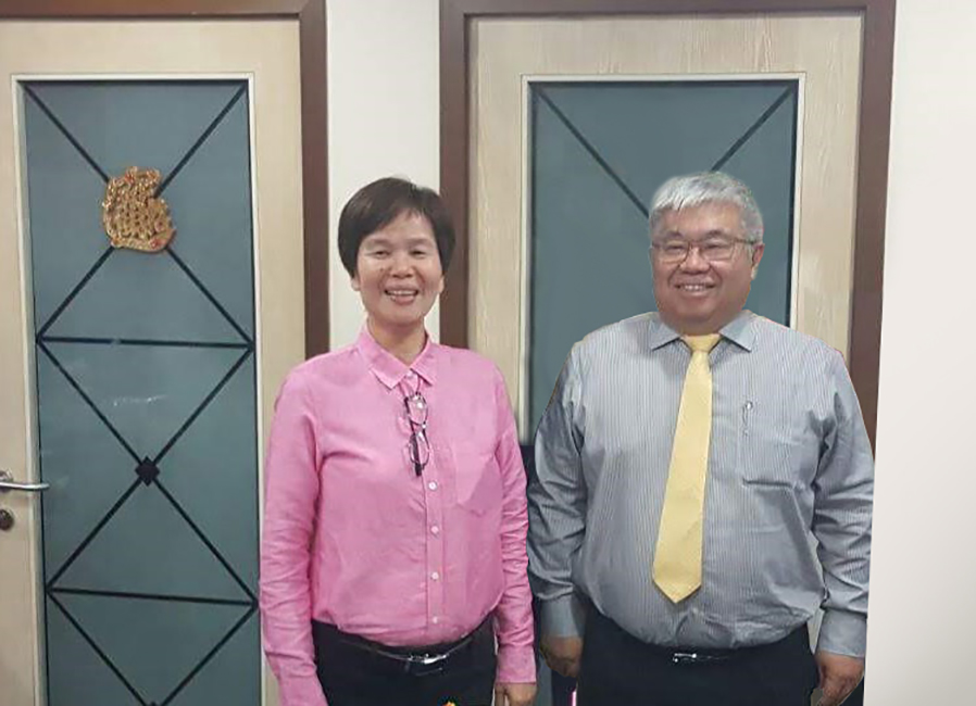 Pictured are Gan Siew Liat, KNM Group Bhd Executive Director (Left) and Lee Swee Eng Director and Chief Executive Officer (right)