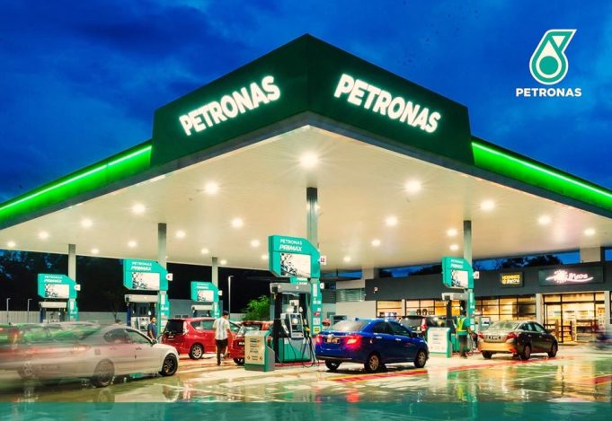 PETRONAS and Phoenix Petroleum executives shake hands after signing the memorandum of understanding for downstream marketing collaboration in the Philippines.