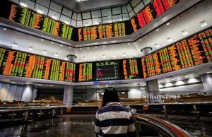INVESTOR CONFIDENCE RETURNS TO BURSA Bursa Malaysia Trading Floor 2021