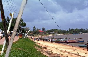 Suriname Boat Capsize Kills 7 on Maroni River Border Rescuers search the choppy brown Maroni river beside Albina’s wooden dock after an aluminium ferry overturned